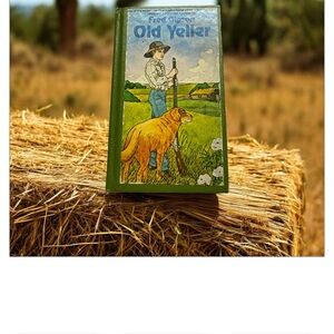 *3A vintage hardcover edition of the classic novel Old Yeller by Fred Gipson.